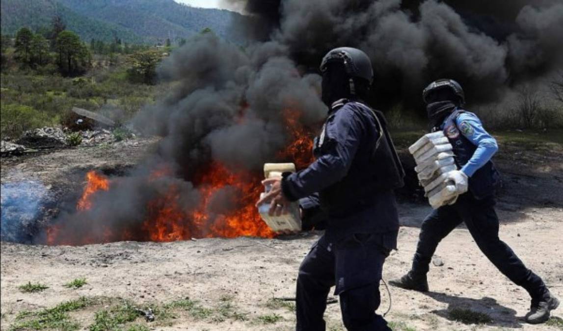 La incineración de droga se realizó en el plantel del 4to batallón de la Policía Militar del Orden Público (PMOP) en Tegucigalpa. AFP