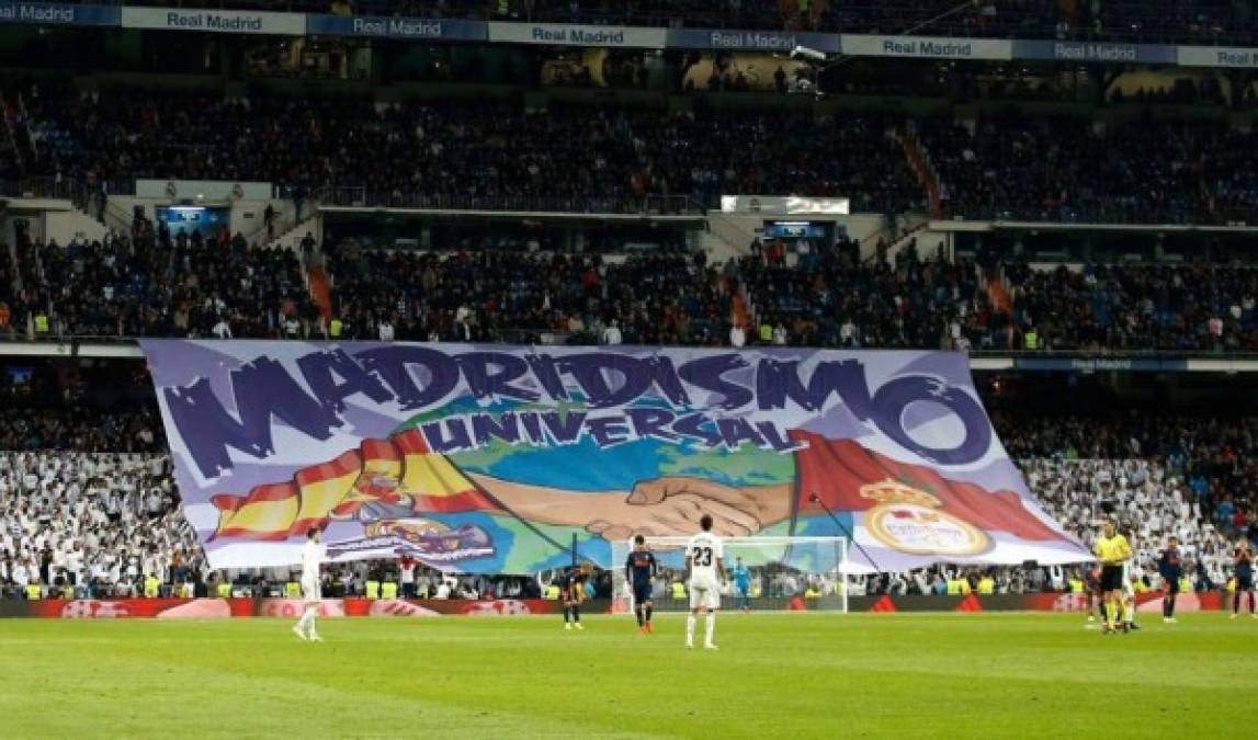 Las mejores imágenes de la victoria del Real Madrid (2-0) sobre el Valencia por la Liga Española. Aficionados madridistas lucieron esta enorme pancarta en el estadio Santiago Bernabéu.