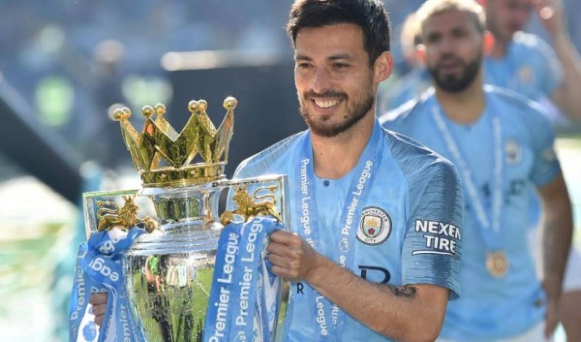 El centrocampista español David Silva está muy cerca de fichar por la Lazio. Así lo ha informado a través de su cuenta de Twitter el conocido periodista italiano Fabrizio Romano, que no suele fallar. Así, el campeón del mundo con España se incorporaría a la disciplina del conjunto romano una vez terminada la Champions, siendo un refuerzo de nivel para la Lazio, que el año que viene disputará la mayor competición de clubes.