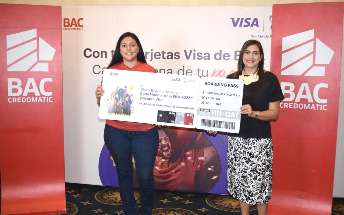 El representante de Juan Carlos Yanes recibe el premio de la promoción de BAC y Visa.