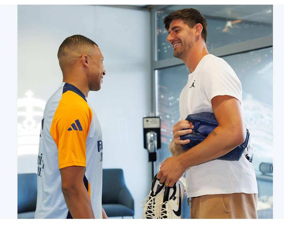 Courtois recibió con mucha alegría al delantero francés en su primer día como jugador del Real Madrid.