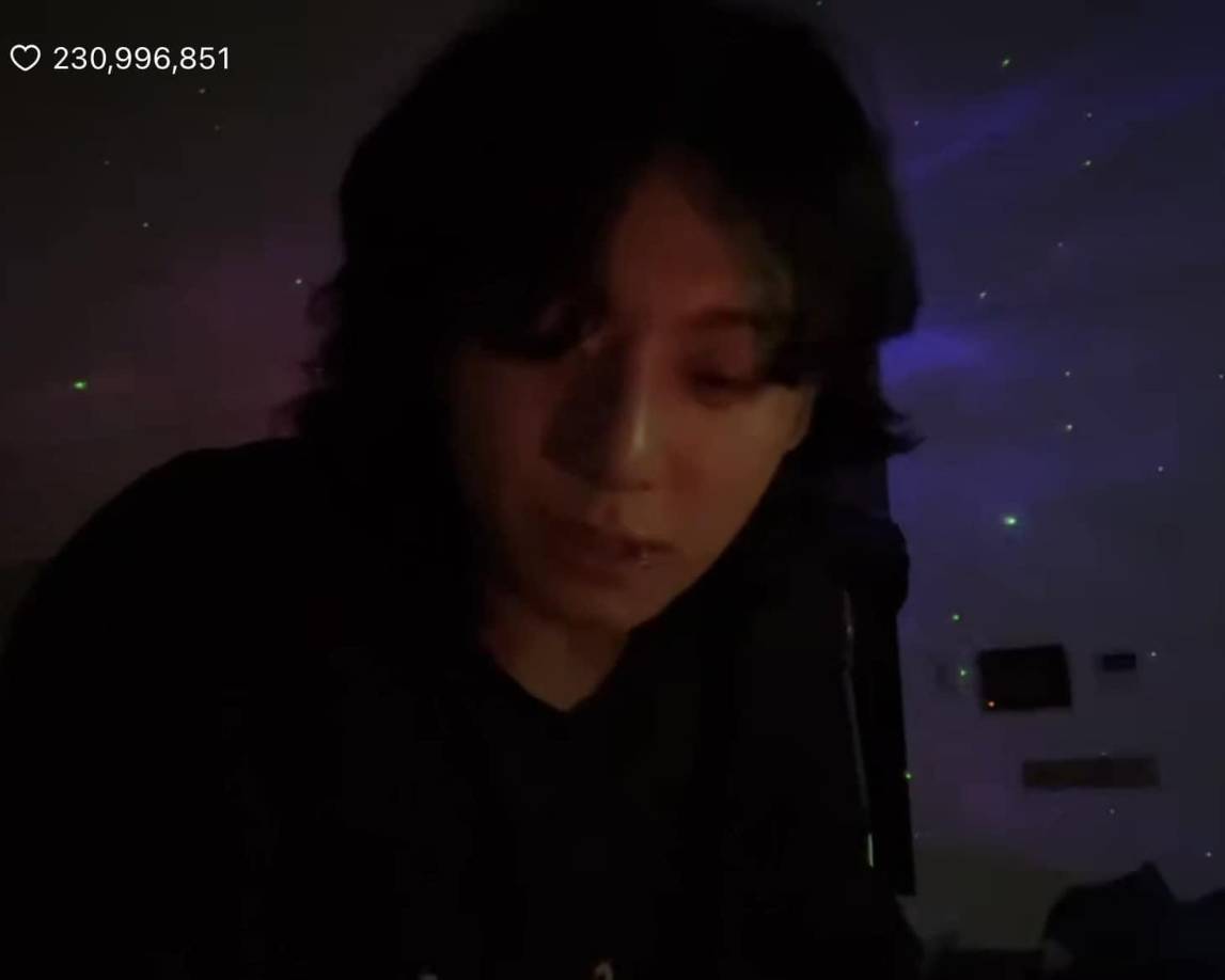 En ese momento (imagen) dijo lo siguiente: “No iba a decir esto, pero... estoy muy agradecido de las personas que me apoyan y a los que les intereso. Pero por favor, no vayan a buscarme mientras entreno, estaba tan asustado la última vez. Sé que estoy ebrio, lo sé, enciendo el live cuando pienso en ARMY, cuando estoy en casa o comiendo o entrenando, pero cuando van a buscarme (al gimnasio)... Eso no está bien,” dijo.