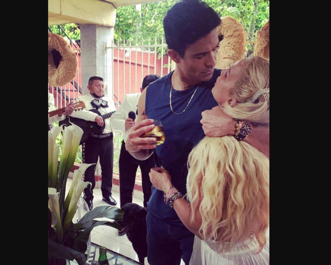 En aquel entonces, ambos coincidieron en que no querían hacer algo tradicional, y el actor de <i>Soltero con hijas </i>añadió que quiso sorprender a su pareja. “Yo creo que más adelante (nos entregaremos los anillos), pero yo quiero hacerlo diferente”, dijo la vedette, mientras que Juan Vidal agregó: “Ella lo quiere hacer diferente, por eso me adelanté yo le hice este compromiso”.