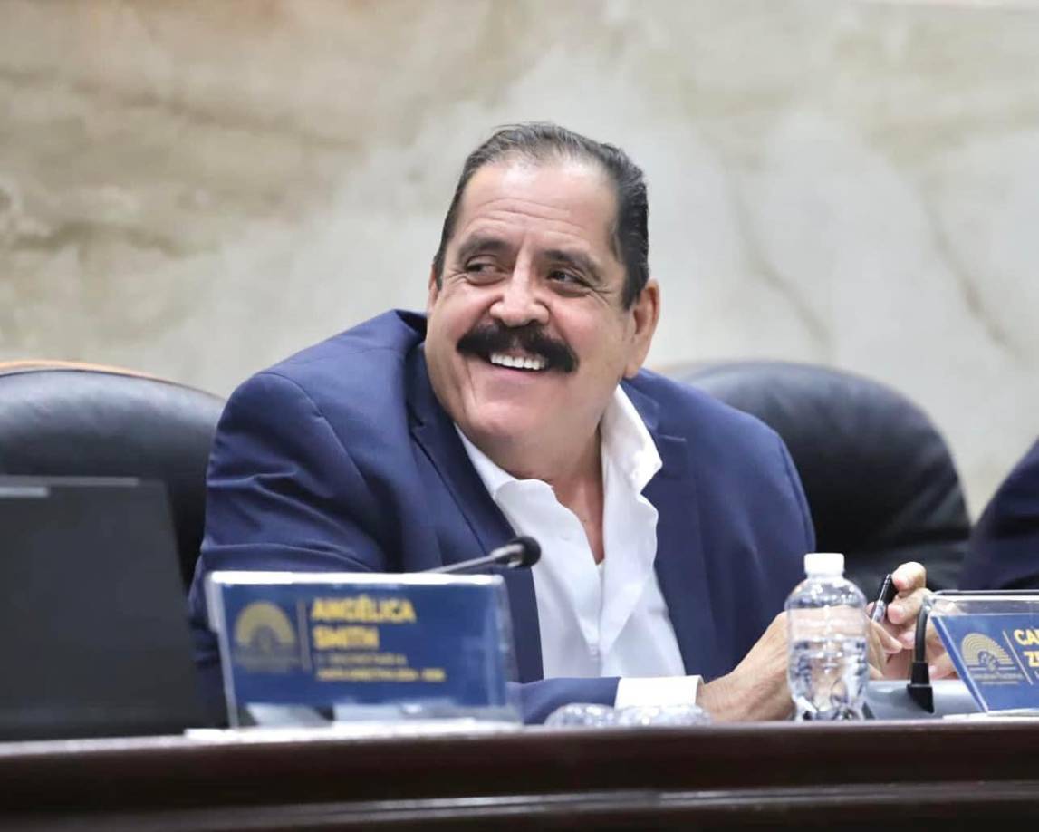 En el video, difundido por la ONG estadounidense InSight Crime, se observa a narcotraficantes hondureños proponiendo en 2013 un soborno al partido Libre, a lo que Carlos Zelaya responde que “la mitad debe ir para el comandante”, refiriéndose a su hermano y expresidente Zelaya.