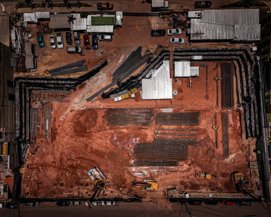 Adolfo Lagos, titular de la Gerencia de Control de la Construcción (GCC) de la alcaldía capitalina, explicó a este rotativo que obras como Torre Atlas, son una fuente de empleos directos e indirectos que benefician desde albañiles hasta comerciantes que venden alimentos a los obreros.