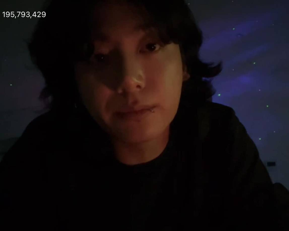 “Hay ciertas cosas que ARMY y BTS se prometen el uno al otro. Fue realmente la primera vez después de un tiempo. Ver a ARMY, claro que estoy agradecido, pero viéndolo de una forma general, no es algo bueno. Si hubiese sido en el pasado, no hubiese hablado sobre esto, pero ya ha pasado un tiempo desde que hemos debutado y sabemos muchas cosas el uno del otro, pero también soy humano y ustedes también...”, dijo.