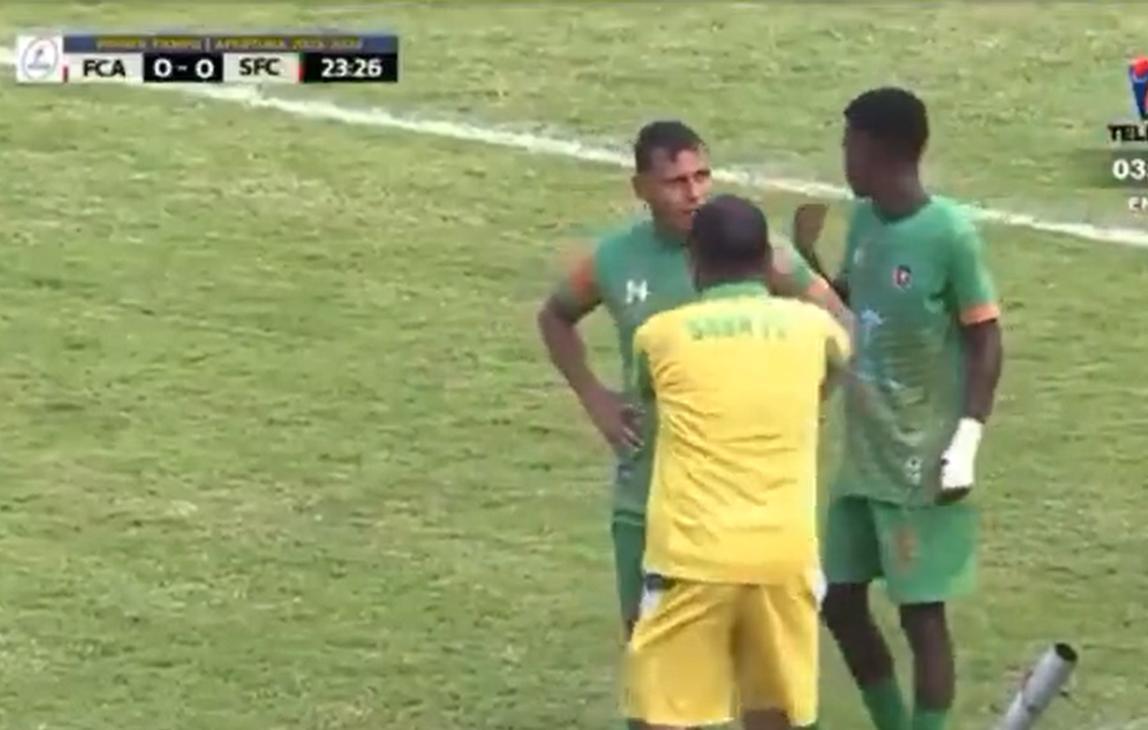 Carlos Padilla le dio un golpe en la cabeza al futbolista Yosimar Orellana y dicha acción le provocó el despido del Sabá.