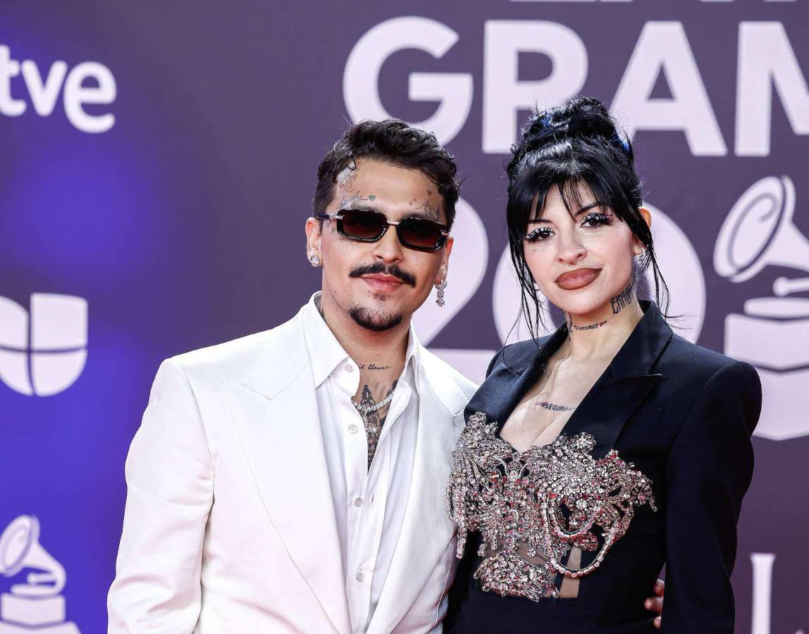 Christian Nodal y Cazzu disfrutan en París con su pequeña hija