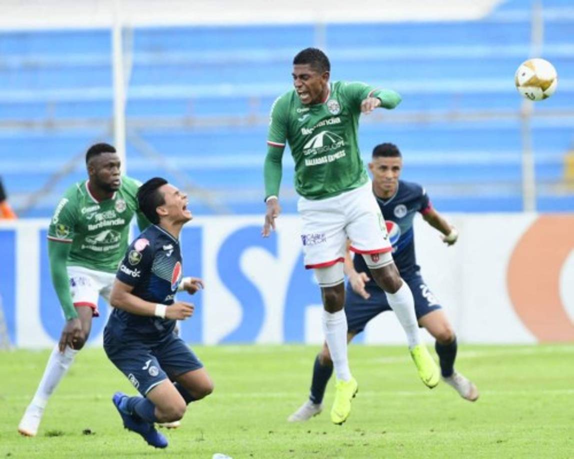 Denil Maldonado cae tras una acción con Carlo Costly.