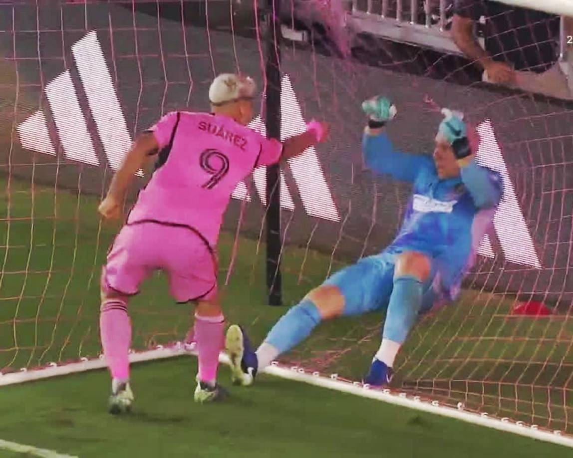 Luis Suárez tuvo un feo gesto con Brad Guzan. El portero fue empujado adentro del arco por Lucas Campana tras el gol de Messi y el uruguayo le celebró el tanto en la cara.