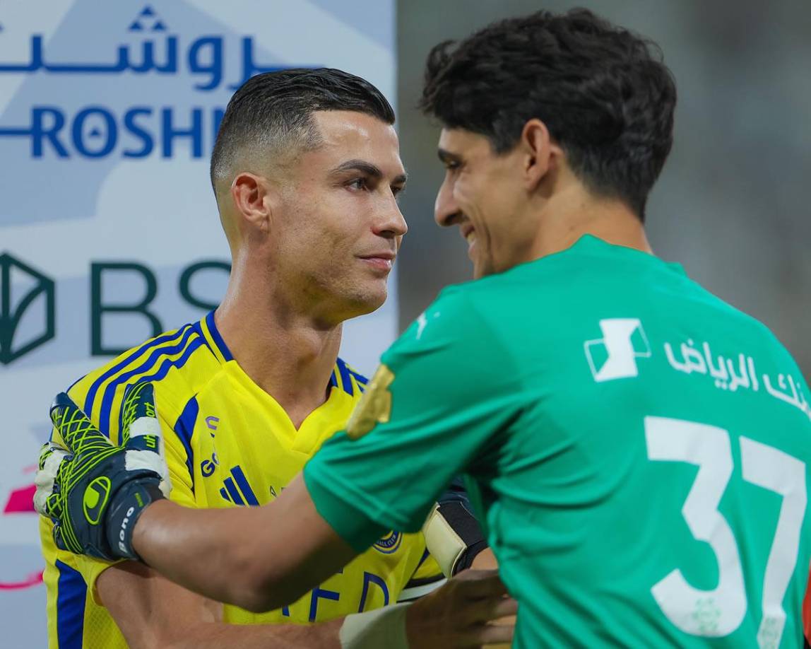 Cristiano Ronaldo saludando al portero del Al Hilal, Yassine Bono, antes del inicio del partido.