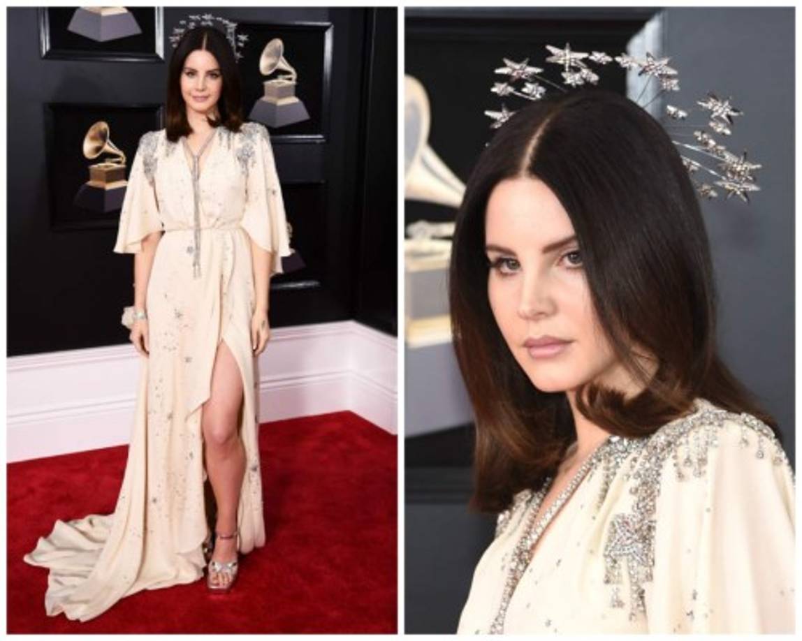 Lana Del Rey usó emuló a una deidad usando un vestido de satín en color 'nude' con una corona de estrellas en la cabeza.