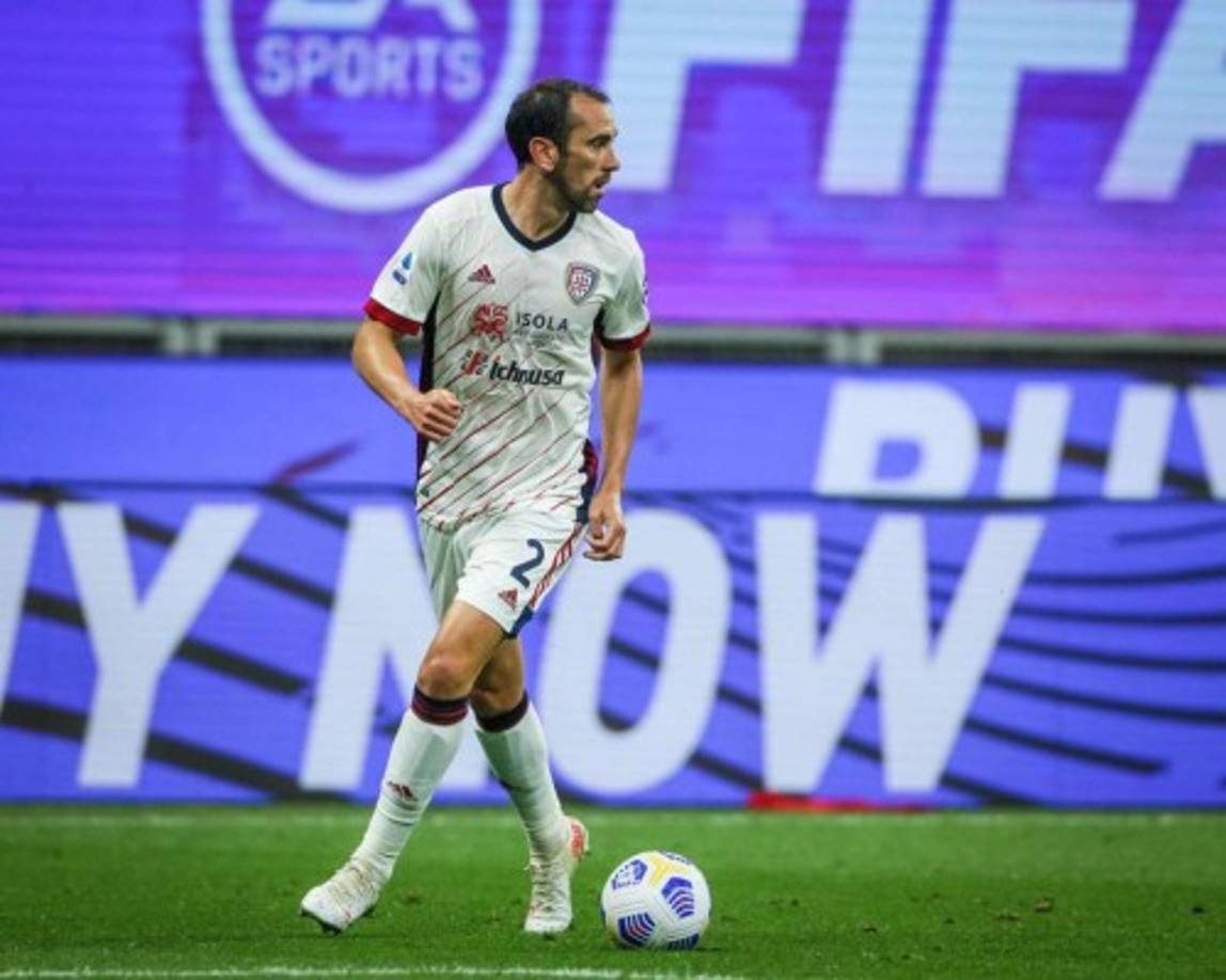 El futuro del defensa uruguayo, Diego Godín, en el Cagliari, club de la Serie A italiana, está en el aire después de que el director deportivo del equipo sardo, Stefano Capozzucca, reconociera que la propiedad ya no puede permitirse pagar los más de tres millones de euros netos anuales de su sueldo. Foto Facebook Diego Godín.