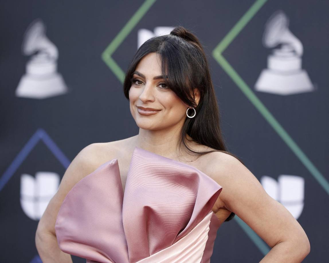 La mexicana-estadounidense Ana Brenda Contreras a su llegada a la alfombra roja de los Latin Grammy Awards, que se celebran en el MGM Grand Garden Arena, en Las Vegas, Nevada. 