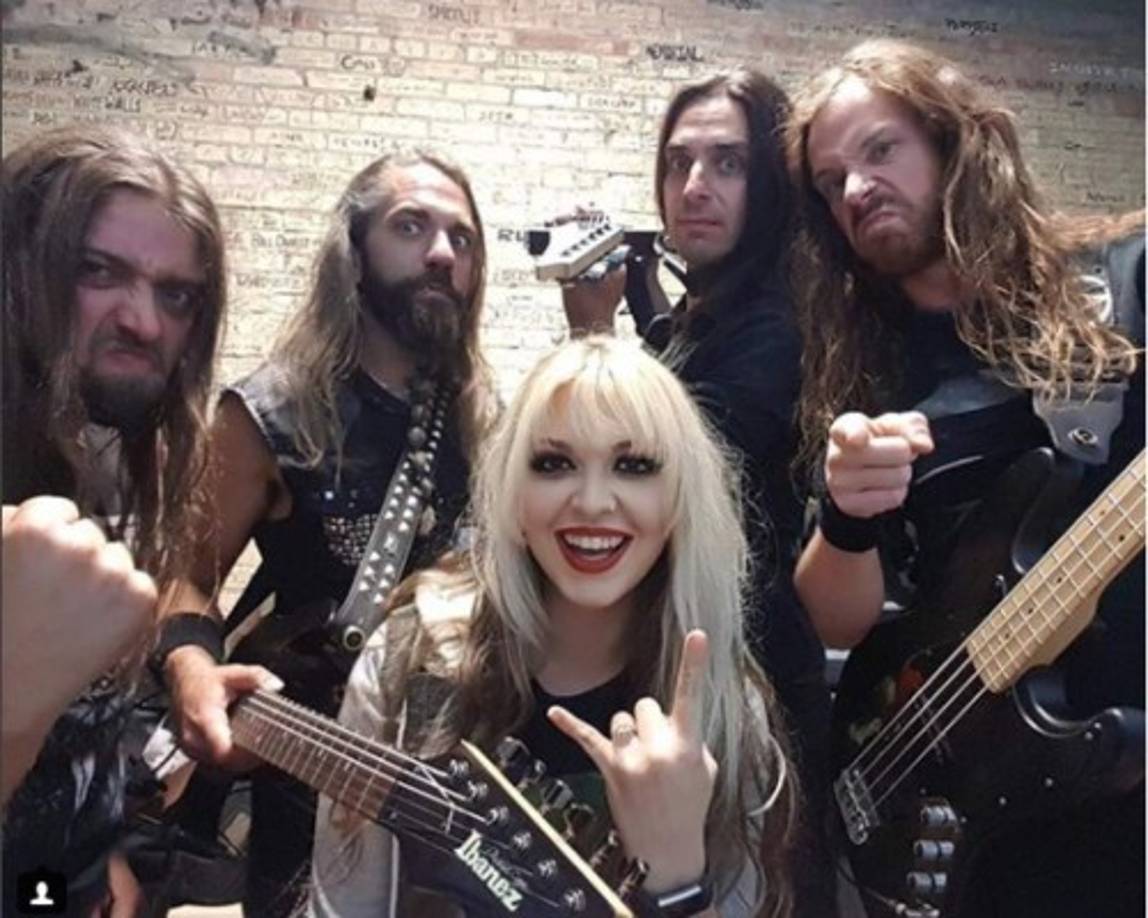 La rubia es también la fundadora y vocalista de la banda griega de metal progresivo EVE.