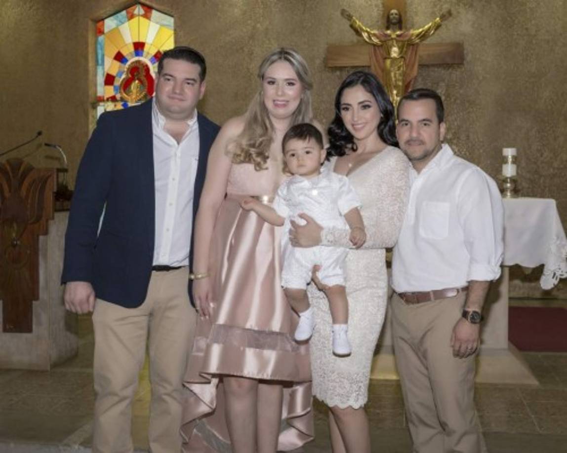 Los padrinos del pequeño posaron para las fotos oficiales del bautizo.