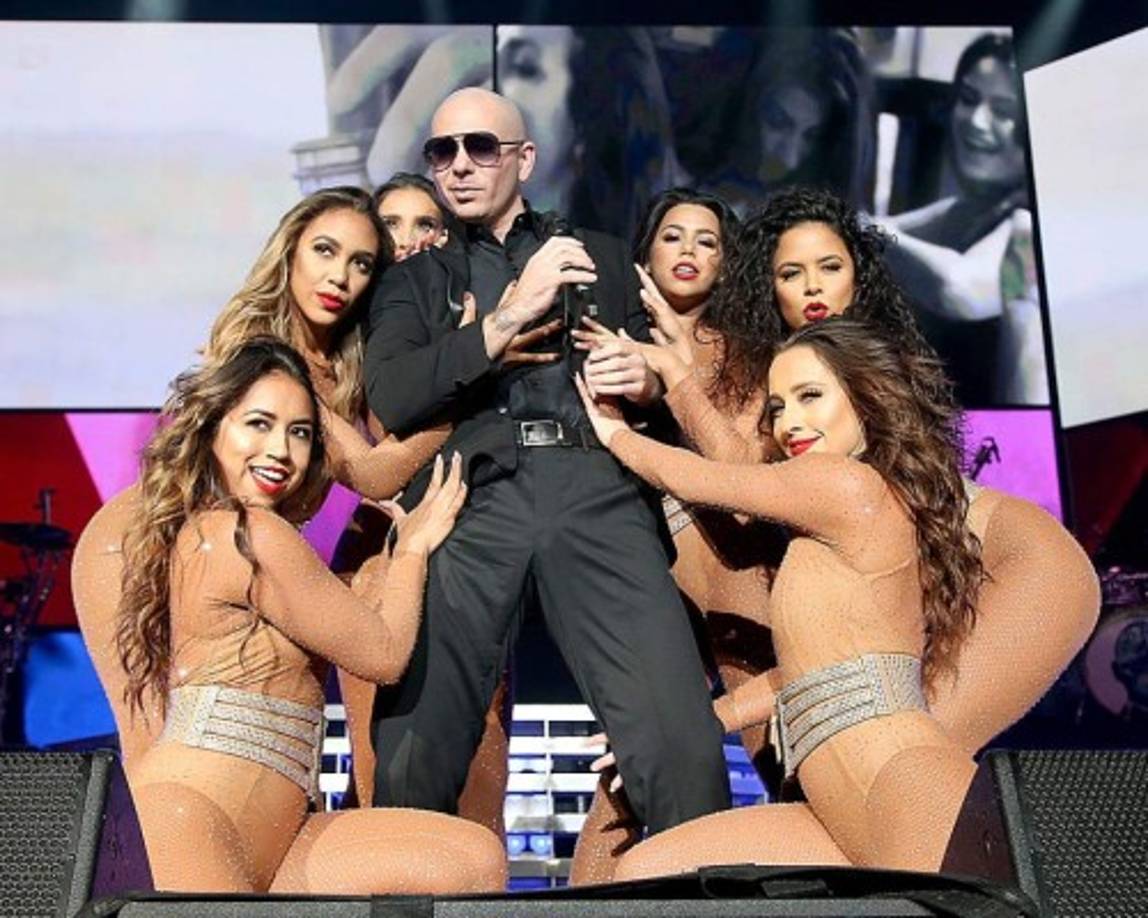Pitbull durante una presentación en el At AT&T Center.