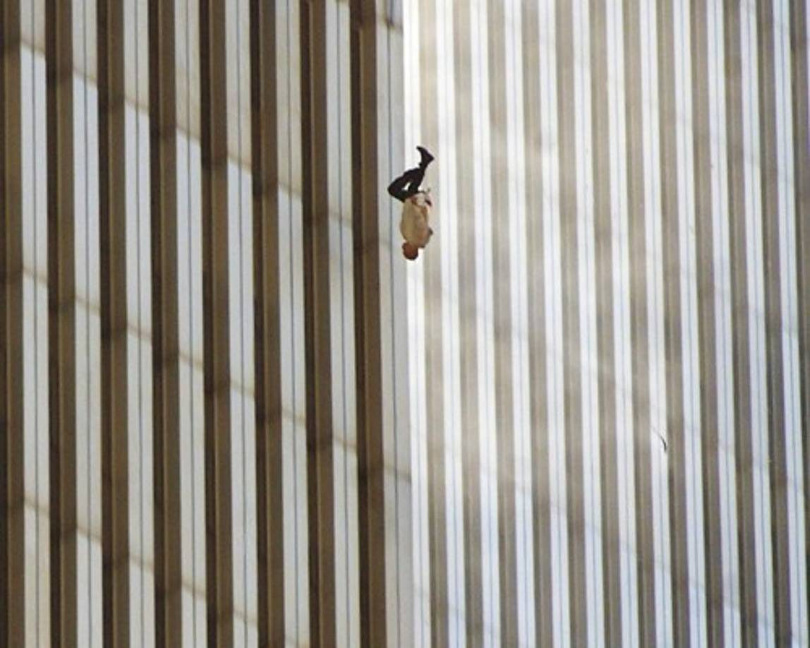 Una de las imágenes icónicas de los atentados del 11 de septiembre es la de 'The falling man' (El hombre cayendo) captada por Richard Drew en el World Trade Center el 11 de septiembre de 2001.