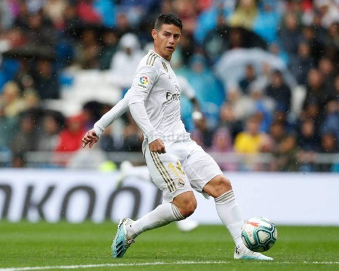 James Rodríguez recibió el balón tras un mal despeje y de primera asistió con este toque de zurda para que Benzema marcara el 2-0 del Real Madrid.