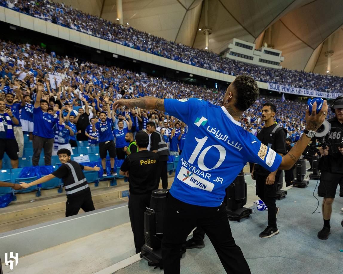 Neymar incluso le obsequió camisetas a los hinchas del Al Hilal. 