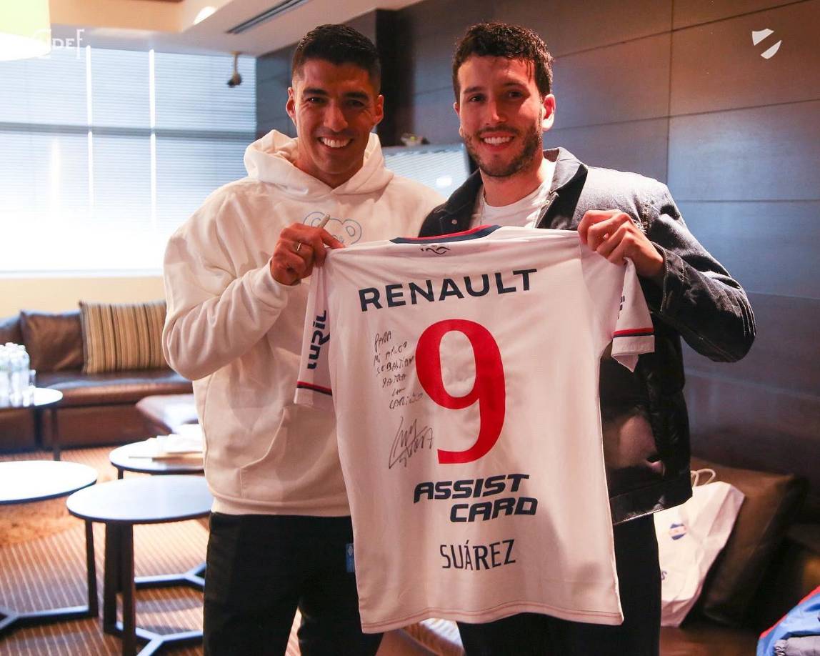 Sebastián Yatra se quedó con una camiseta de Luis Suárez, quien llegó a Uruguay para ser presentado como nuevo jugador del Nacional. “Fui la primera camiseta que regaló Suárez de la vuelta a Nacional, o eso me gustaría creer jajaja. Éxitos crack!!!”, publicó en su cuenta de Twitter el cantante, quien agregó una imagen del futbolista firmándole un autógrafo.
