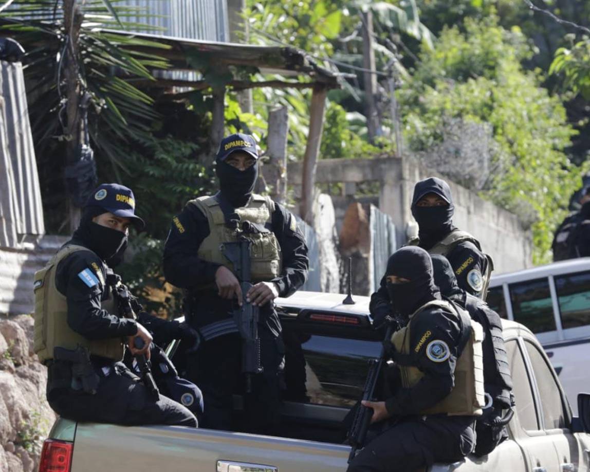 Los agentes de Dirección Policial Anti Maras y Pandillas y Crimen Organizado (<i>Dipampco</i>) descubrieron improvisadas tiendas de refugio en montañas en los alrededores de Tegucigalpa.