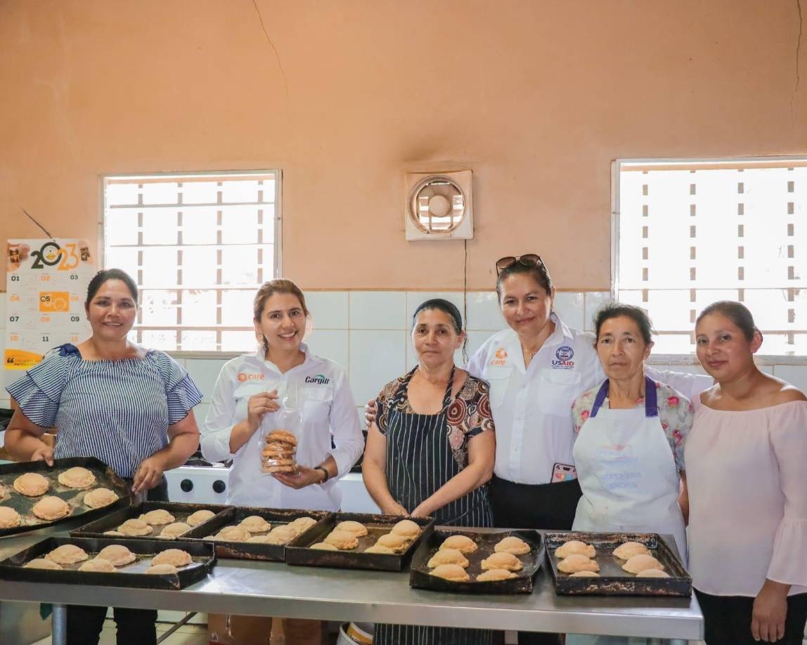 Agregó que Usaid ha retomado su compromiso para financiar proyectos que colocan a las mujeres y niñas en el centro de sus esfuerzos, por lo que el Departamento del Tesoro ha destinado $2.6 mil millones para promover la igualdad de género en el mundo.