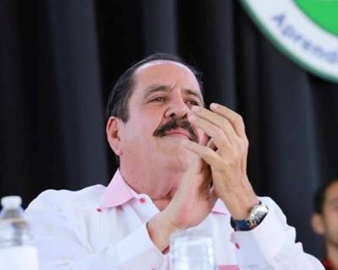 Es el secretario del Congreso Nacional, formando parte de la cuestionada Junta Directiva de dicho poder del Estado. 