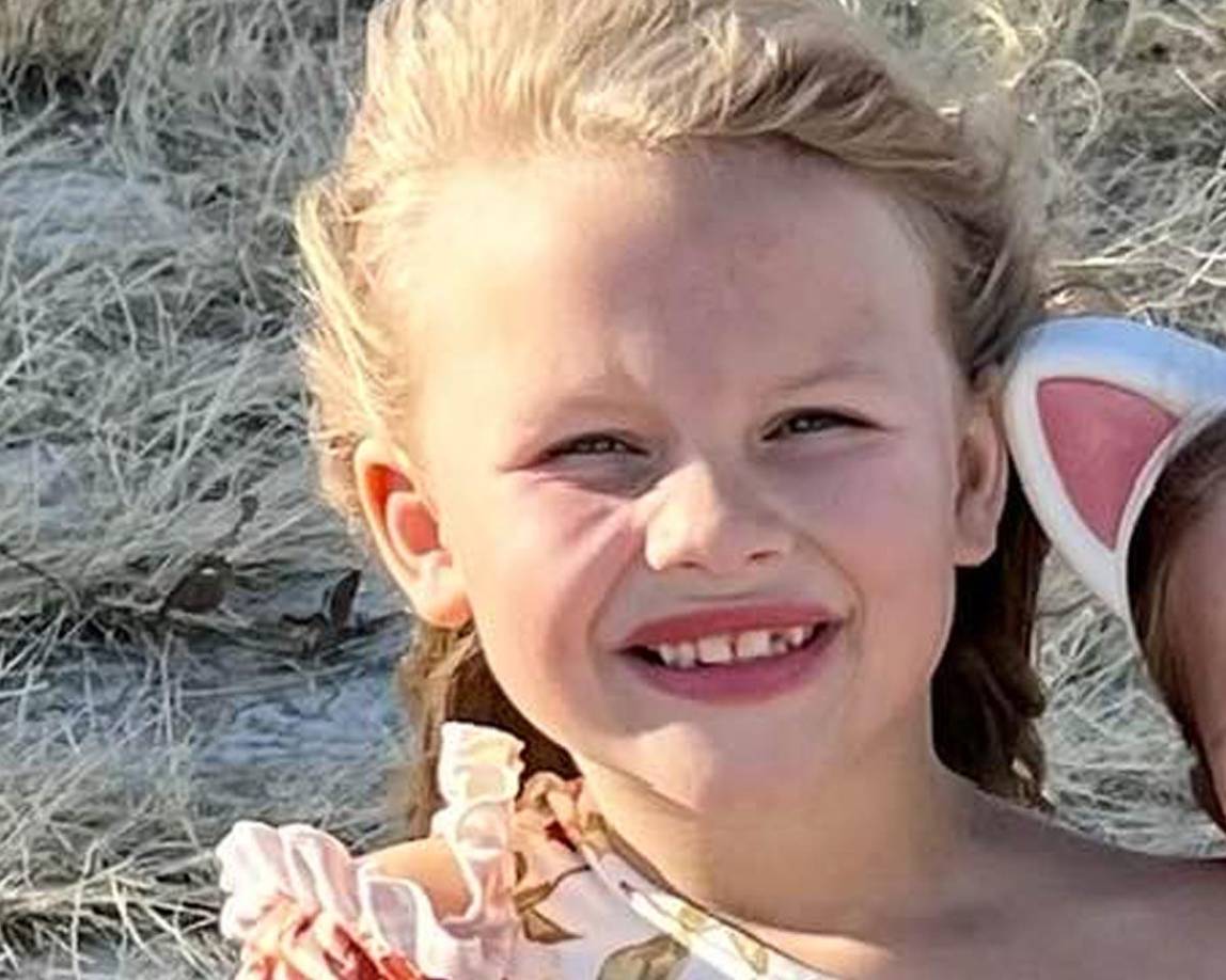 “Si permito que este odio me consuma, esa voz se desvanecerá y eventualmente será silenciada”, escribió Strand. “Entonces ese feo espíritu de odio habrá tenido éxito y es por eso que esta suave voz persiste para decirme que necesito perdonar a este hombre”, dice la publicación.