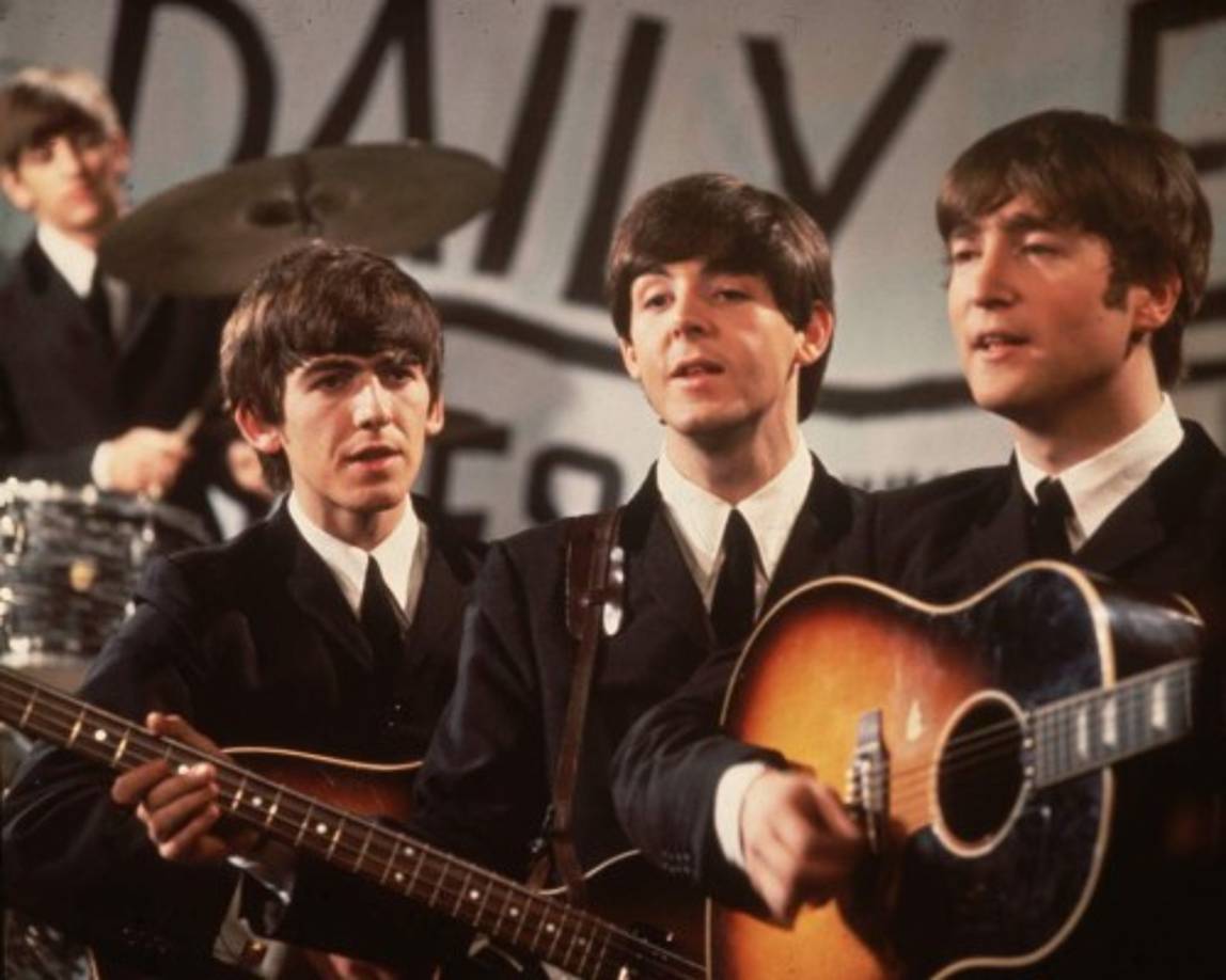 Lennon saltó a la fama como uno de los fundadores de The Beatles, una banda de rock británico activa durante la década de 1960, y reconocida como la más comercialmente exitosa y críticamente aclamada en la historia de la música.
