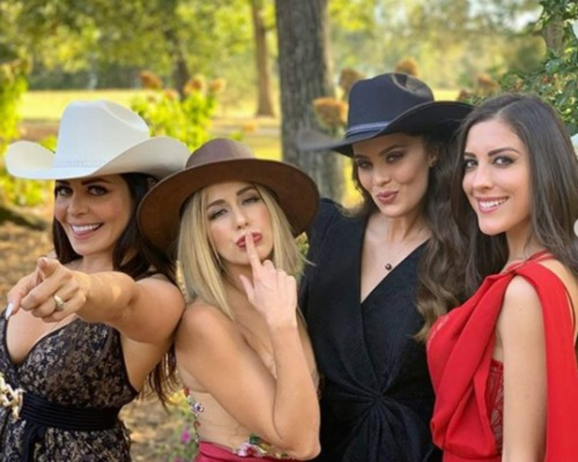Parte del elenco de 'El Señor de los Cielos' acompañó a la feliz pareja en el día más importante de sus vidas. En la imagen Dayana Garroz, Carmen Aub, Karla Carrillo y Karen Sandoval.