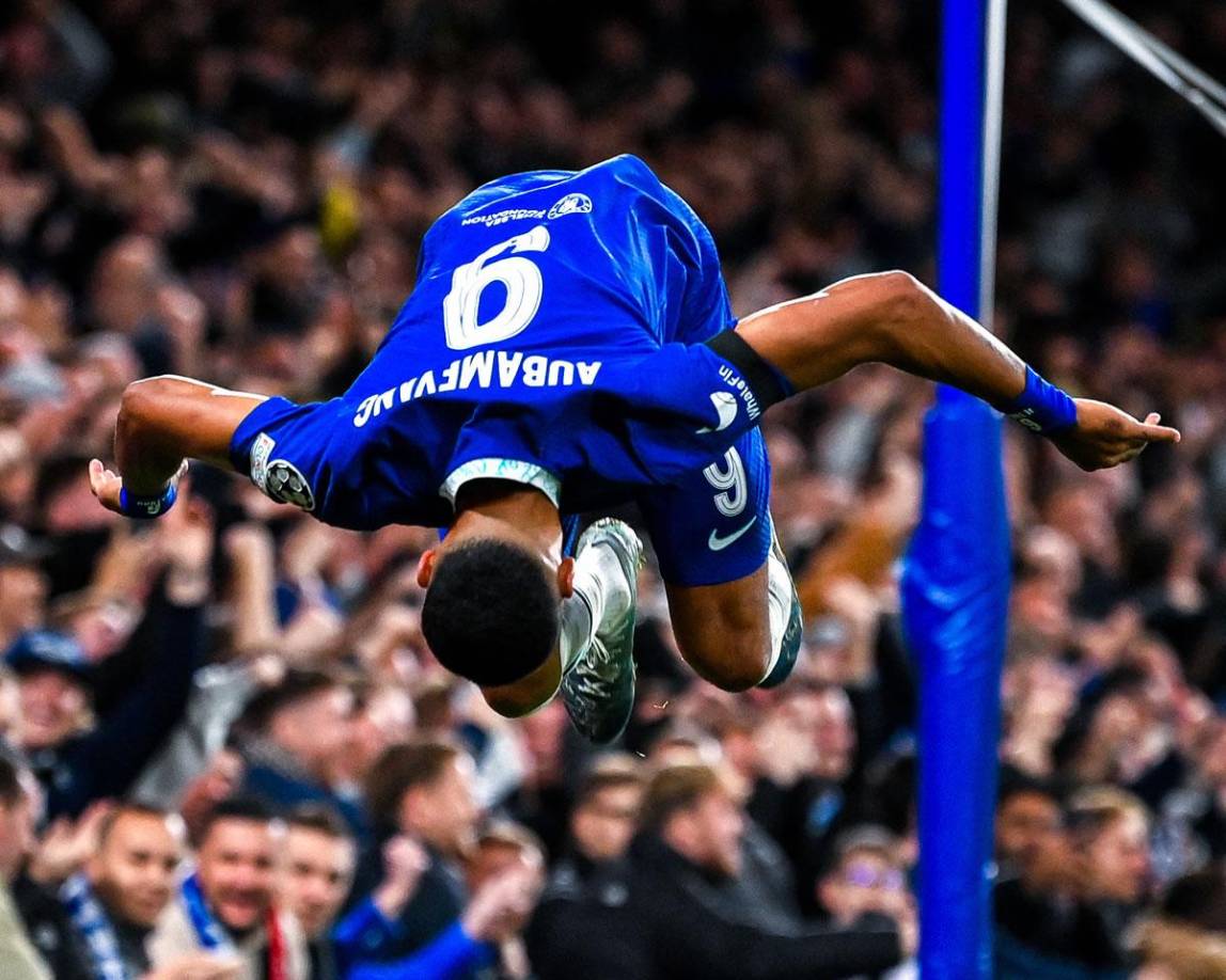 Pierre-Emerick Aubameyang marcó un gol en el triunfo del Chelsea sobre el AC Milan y realizó su acrobático festejo en Stamford Bridge.