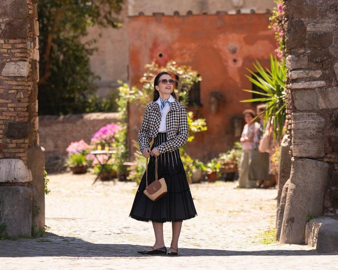 La exitosa serie de Netflix Emily en París, a pesar de todos sus estereotipos sobre los choques culturales de una ejecutiva de marketing de Chicago en Francia, atrajo miles turistas al país, impulsó el comercio y aumentó las consultas a las agencias inmobiliarias de la capital. Por eso, ahora su traslado a Roma para la quinta temporada se ha convertido en un tema político, y el presidente, Emmanuel Macron, anunció que luchará duro para mantenerla en Francia.