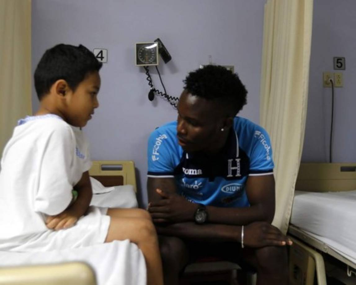 Durante media hora, el grupo de seleccionados hondureños hizo espacio en su apretada agenda de cara a los partidos eliminatorios.