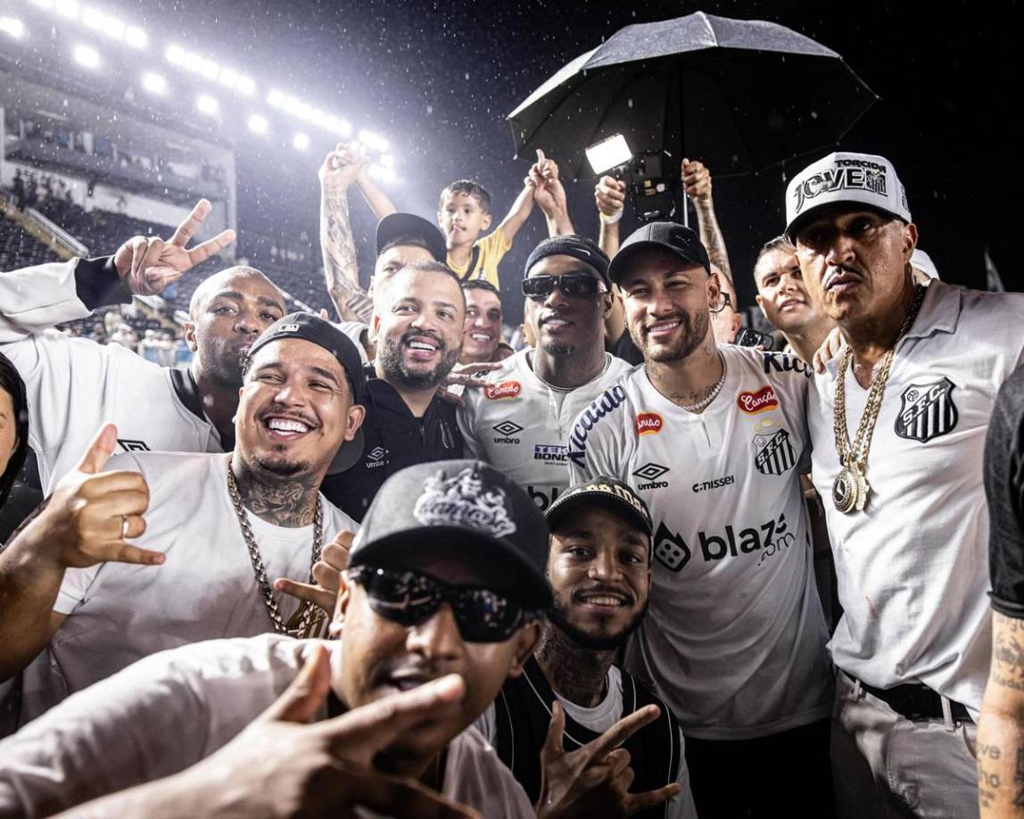 “Su llegada representa el renacimiento del Santos como club. Ahora sabemos que vendrán días mejores”, afirma Victor Hugo Arantes, 45 años, miembro de la barra Sangue Jovem.