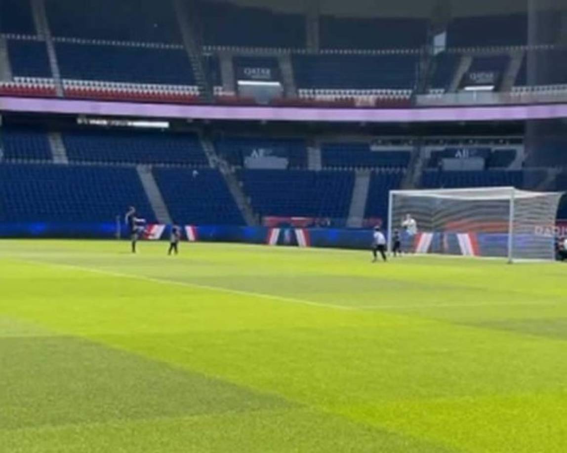 Messi tuvo un bonito 'regalo' con sus hijos. Después de la presentación, el futbolista argentino se puso a jugar con Thiago, Mateo y Ciro en la cancha del Parque de los Príncipes.