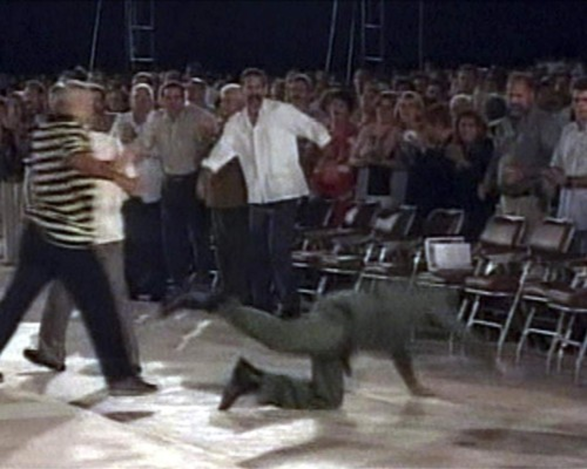 El mandatario cubano tropieza y cae tras un discurso en octubre de 2004, en La Habana, Cuba.