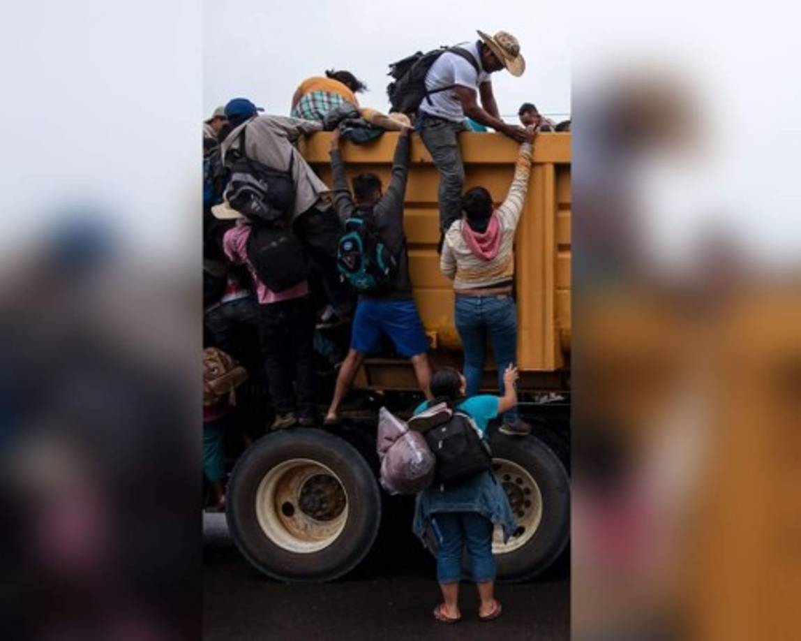 Los migrantes hondureños toman este sábado un paseo en la carretera de camino a Isla, estado de Veracruz, México.