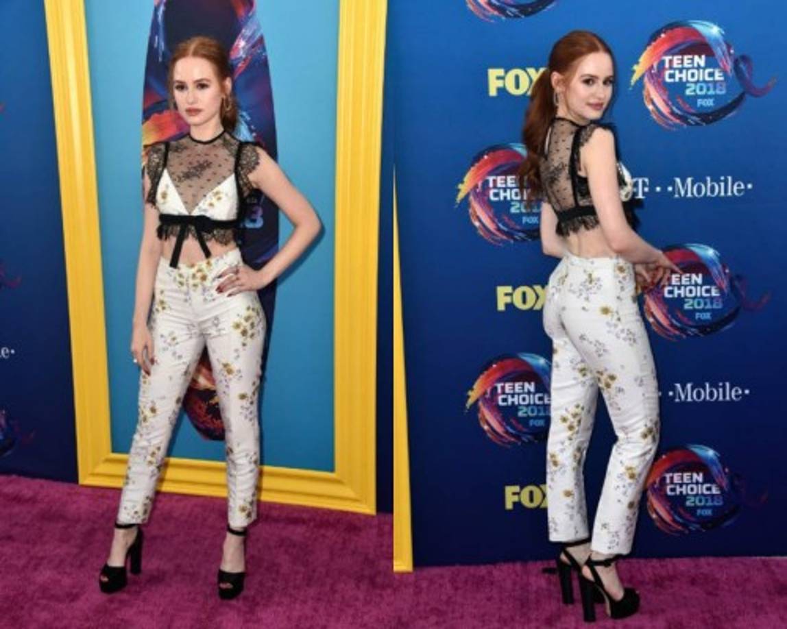 Apegada al toque juvenil de los premios la actriz Madelaine Petsch llegó de top y pantalones sin dejar de lucir sofisticada.