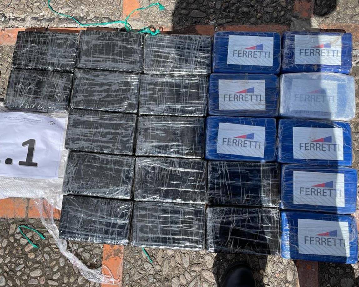 También la droga estaba con una etiqueta de “Ferretti”.