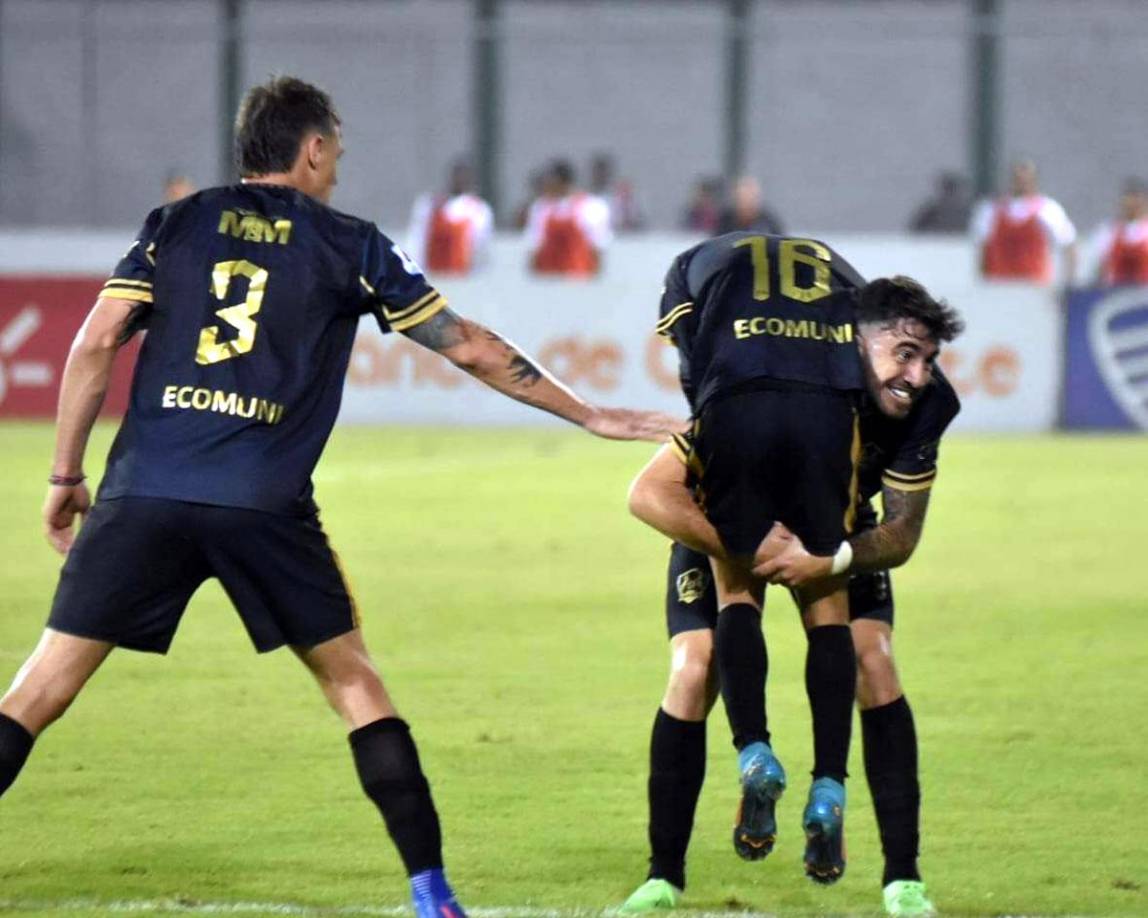 El argentino Agustín Auzmendi levantó en brazos a Cristian cálix después del golazo que empató el partido 1-1 ante Olimpia.