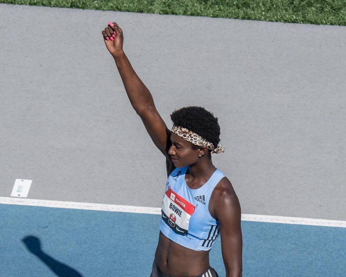 Por un lado, Bowie sufrió la expulsión de su grupo de entrenamiento, en el que compartía protagonismo con atletas como Shaunae Miller-Uibo, con la que según informaron varios medios estadounidenses protagonizó una pelea que fue la principal causa de su salida.