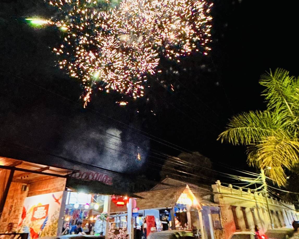 La noche del fin de semana hubo un show de luces y el tradicional toro fuego.