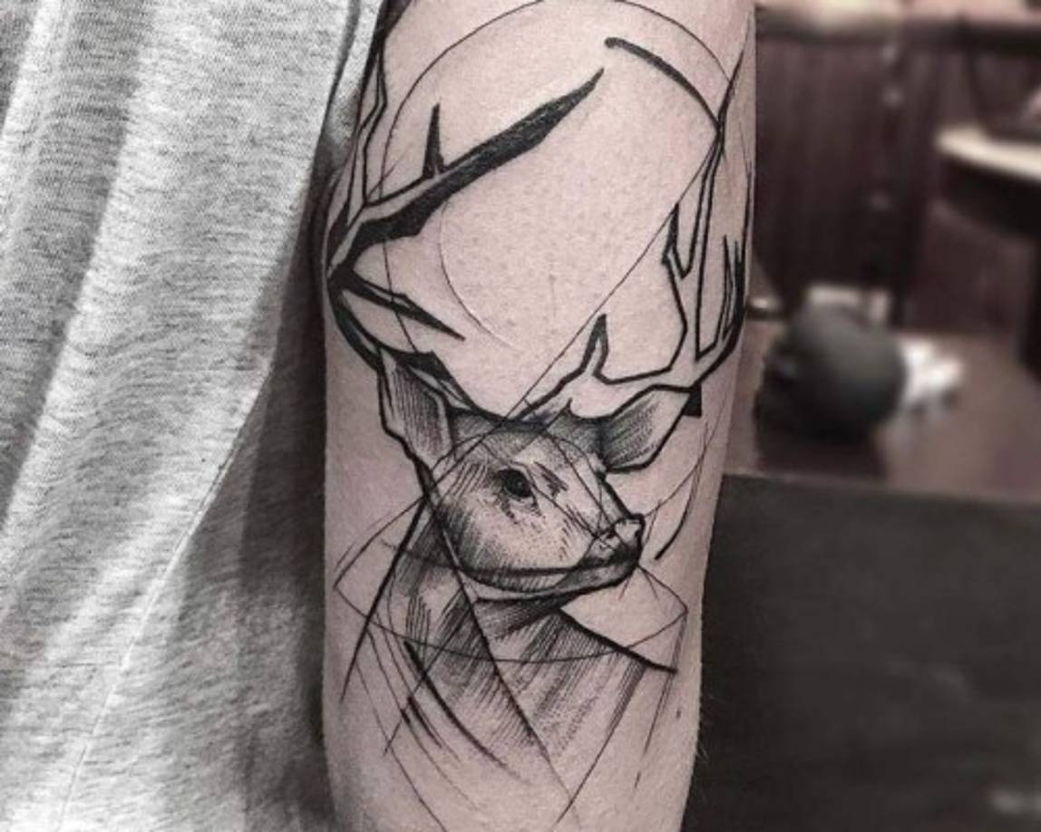 Imagen tomada de https://www.taringa.net/posts/imagenes/19444914/Tatuajes-geometricos.html. Artista CarrilhoTattoo, Facebook.
