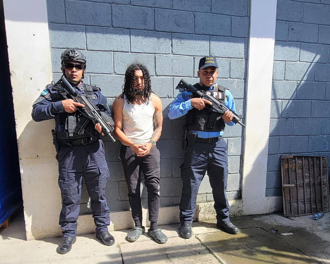 Una orden de arresto fue emitida contra Yeferson Eduardo Vallecillo, de 22 años, tras su comparecencia en la primera audiencia informativa, por el delito de “conspiración para conducir los asuntos de una empresa a través de una patrón de actividad de crimen organizado o conspiración de crimen organizado”, según un comunicado del Poder Judicial.