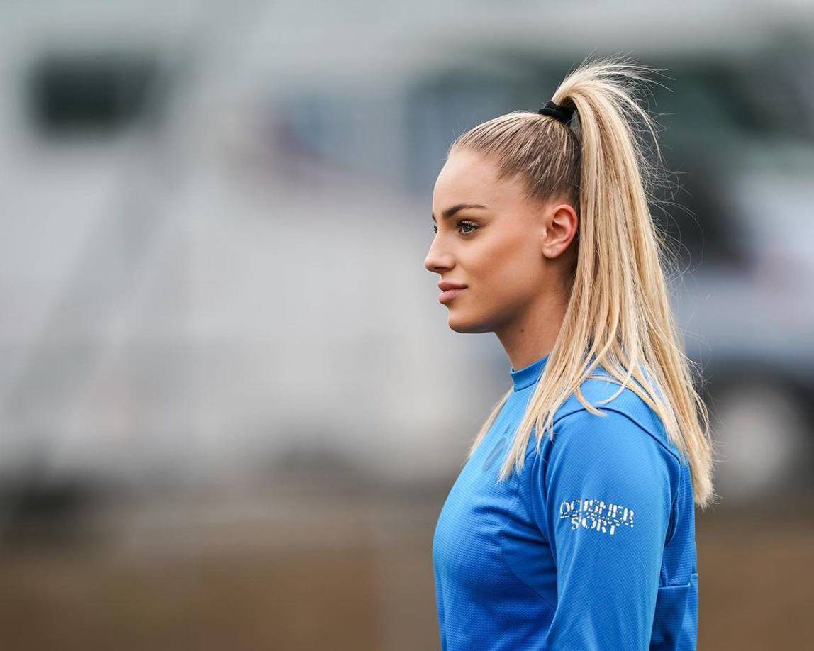 Ana María Marković es la jugadora sensación del momento, además de demostrar sus habilidades en el futbol, la futbolista ha logrado ganarse a su público con esfuerzo al punto de ser llamada “la futbolista más bella del mundo”.