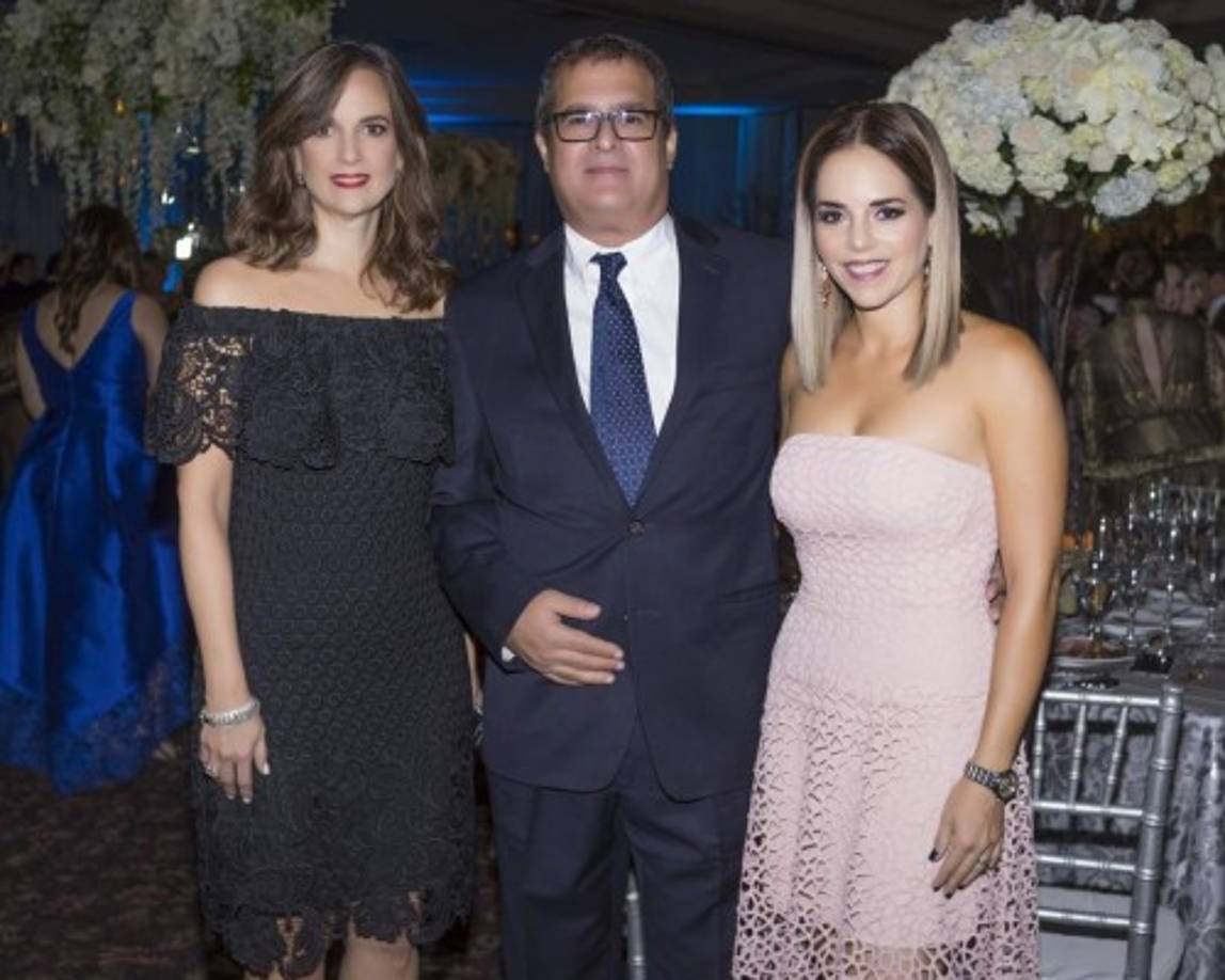 Elena Medrano con Carlos y Christa Álvarez.