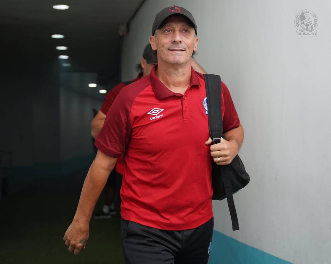 Así de animado llegó Pedro Troglio al estadio Nacional Chelato Uclés para el partido contra el Olancho FC.