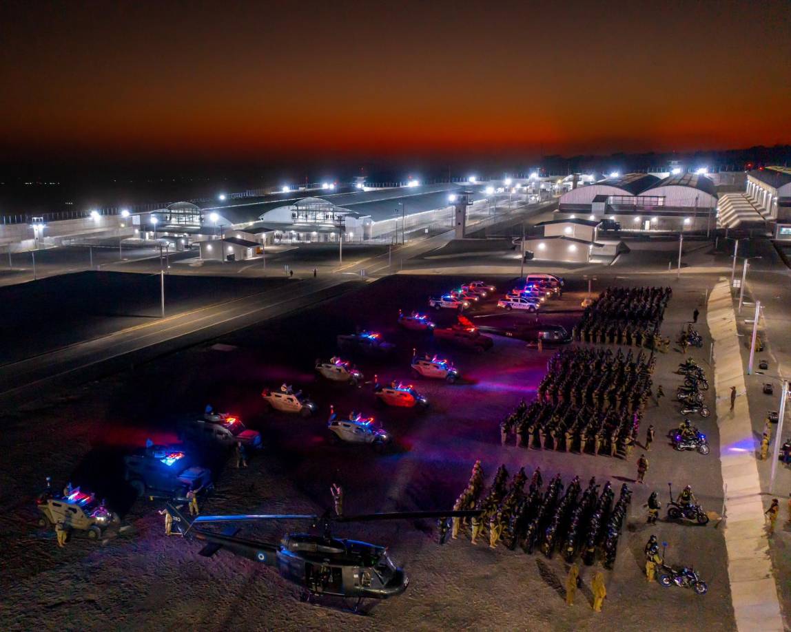 La prisión posee un muro perimetral de 2,1 kilómetros, que será vigilado día y noche por 600 soldados y 250 policías. En el interior la seguridad estará a cargo de guardias de la Dirección General de Centros Penales.