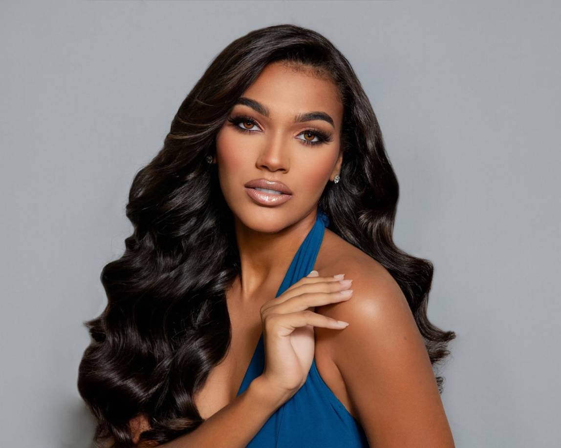 Miss Universo Curazao: Kimberly de Boer. A la edad de 18 años, de Boer venció a otras siete concursantes por el título de Miss Universo Curazao. “Esta corona es un símbolo de nuestro arduo trabajo y dedicación colectivos”, publicó en Instagram después de su victoria. “Ganar Miss Universo Curazao es un sueño hecho realidad, logrado con determinación y pasión inquebrantables”.